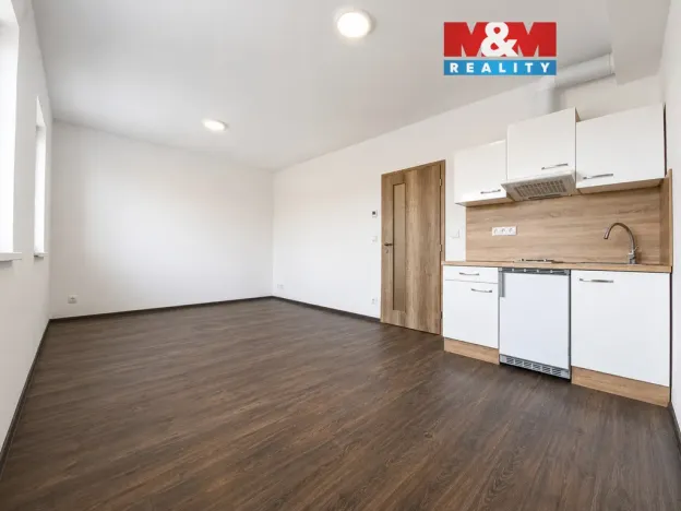 Pronájem bytu 1+kk, Zlín - Malenovice, Jarolímkovo náměstí, 27 m2