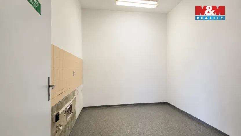 Pronájem obchodního prostoru, Louny, Náměstí Benedikta Rejta, 82 m2