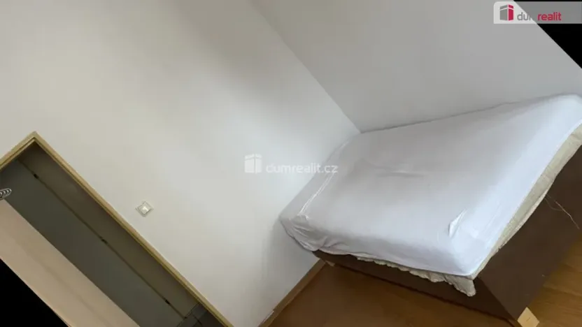 Pronájem bytu 1+kk, Praha - Kobylisy, Zenklova, 15 m2