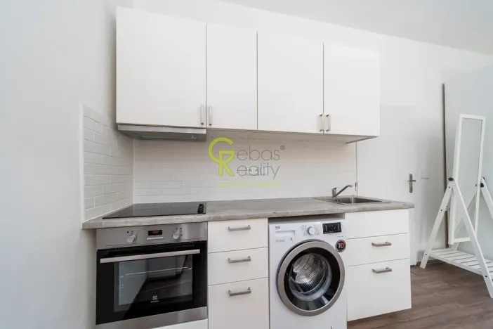 Pronájem bytu 1+kk, Praha, Jaromírova, 37 m2