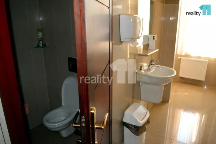 Pronájem kanceláře, Karlovy Vary - Dvory, Chebská, 33 m2