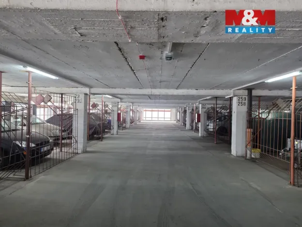 Pronájem garážového stání, Praha - Střížkov, Lovosická, 18 m2
