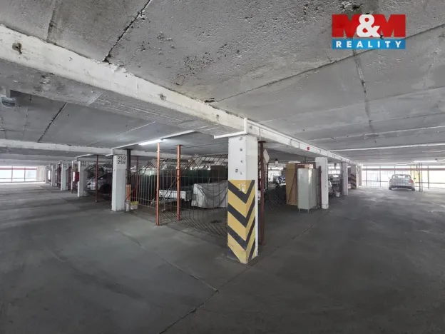Pronájem garážového stání, Praha - Střížkov, Lovosická, 18 m2