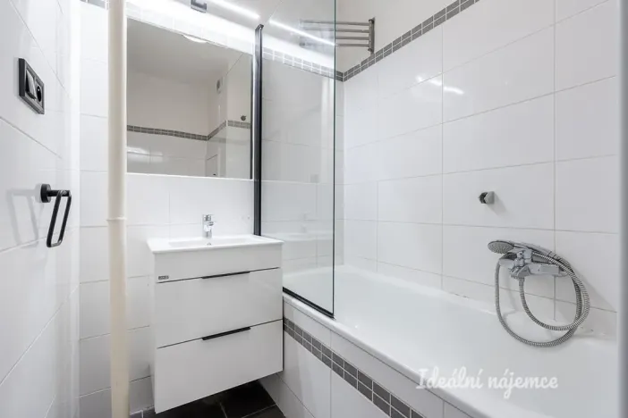 Pronájem bytu 2+kk, Praha, Argentinská, 44 m2