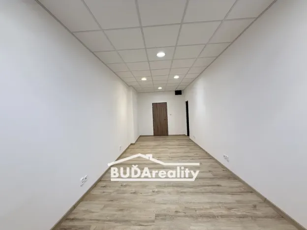 Pronájem kanceláře, Zlín, nám. T. G. Masaryka, 24 m2