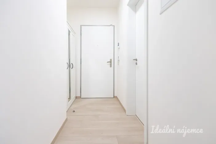 Pronájem bytu 1+kk, Praha - Vysočany, Poděbradská, 39 m2