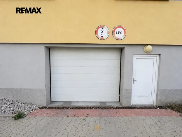 Pronájem garážového stání, Kladno, Jaroslava Holečka, 10 m2