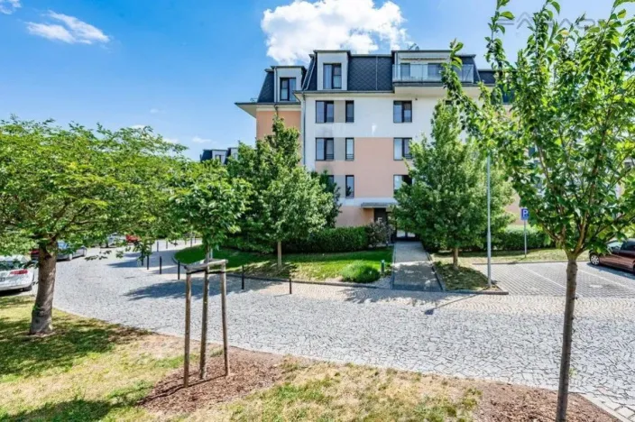 Pronájem bytu 3+kk, Praha - Hloubětín, Nademlejnská, 86 m2