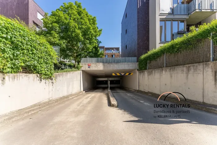 Pronájem garážového stání, Praha - Žižkov, Olgy Havlové, 13 m2