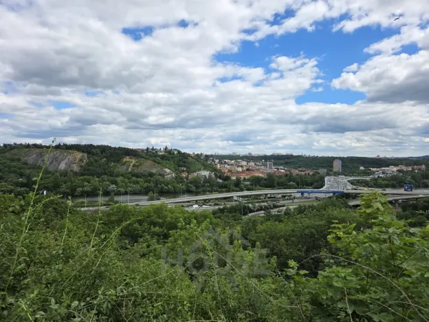 Prodej podílu 1/4 činžovního domu, Praha - Hlubočepy, V násypu, 430 m2