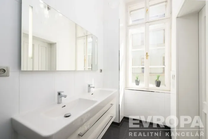 Prodej bytu 2+kk, Praha - Staré Město, Smetanovo nábřeží, 77 m2