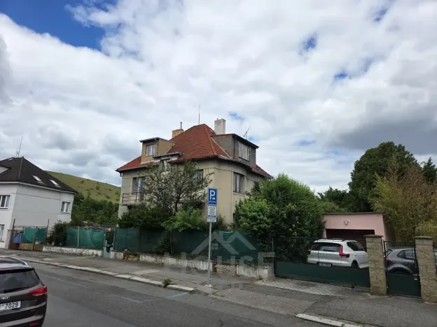 Prodej podílu 1/4 vícegeneračního domu, Praha - Hlubočepy, V násypu, 430 m2