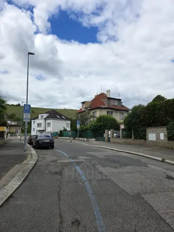 Prodej podílu 1/4 vícegeneračního domu, Praha - Hlubočepy, V násypu, 430 m2