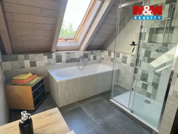 Prodej rodinného domu, Knovíz, 214 m2