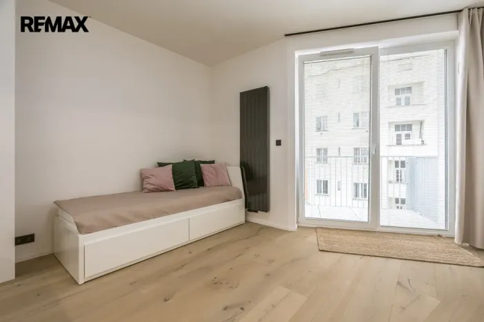 Pronájem bytu 1+kk, Praha - Vršovice, Krymská, 26 m2