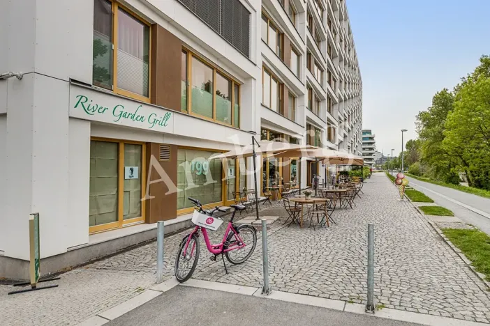 Pronájem garážového stání, Praha - Karlín, Breitfeldova, 14 m2