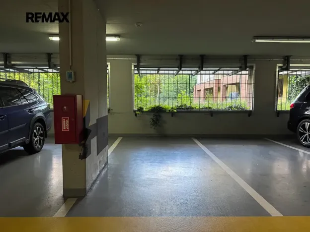 Pronájem garážového stání, Praha - Vokovice, K Červenému vrchu, 12 m2