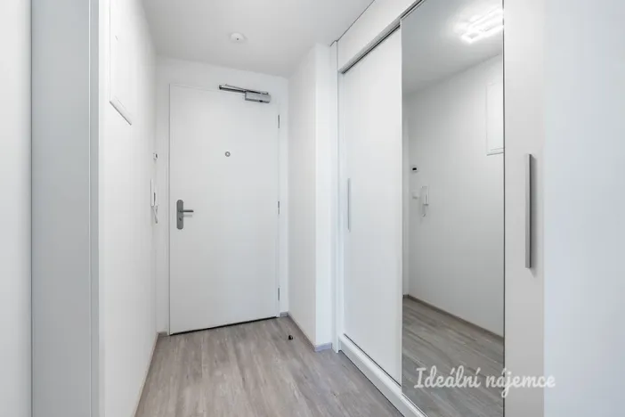 Pronájem bytu 1+kk, Praha - Hloubětín, Domalípova, 32 m2