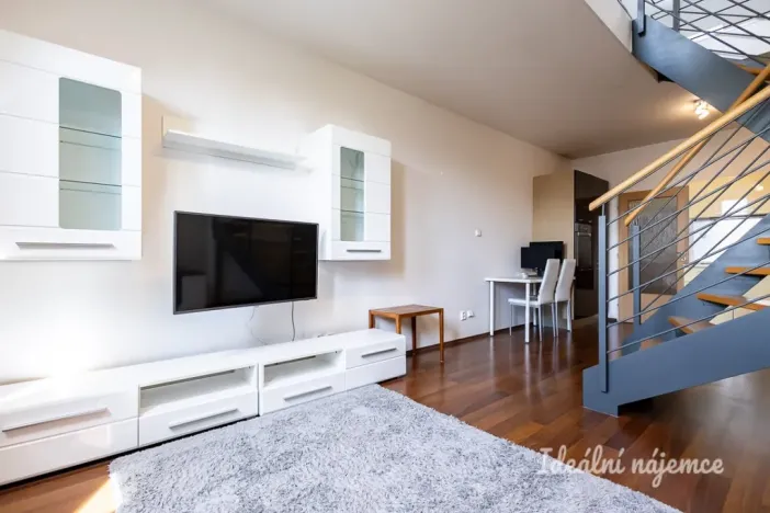 Pronájem bytu 2+kk, Praha - Kbely, Pod Nouzovem, 57 m2