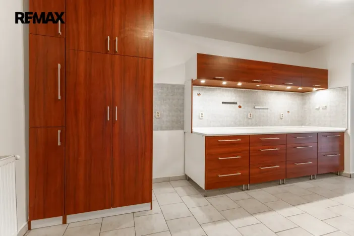 Prodej rodinného domu, Čečelice, Dlážděná, 450 m2