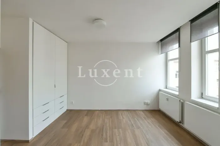 Pronájem bytu 1+kk, Praha - Vinohrady, Lucemburská, 30 m2