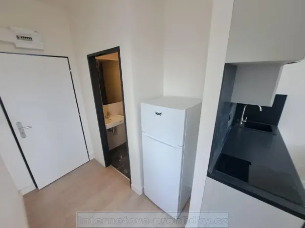Pronájem bytu 1+kk, Praha - Vysočany, 32 m2