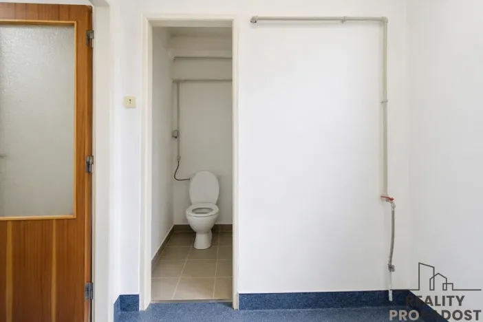 Pronájem skladu, Čeperka, 708 m2
