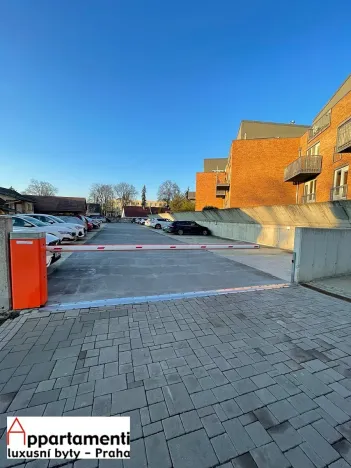 Pronájem garážového stání, Praha - Uhříněves, 12 m2