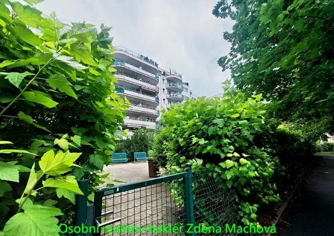 Pronájem garážového stání, Praha - Strašnice, Gutova, 18 m2