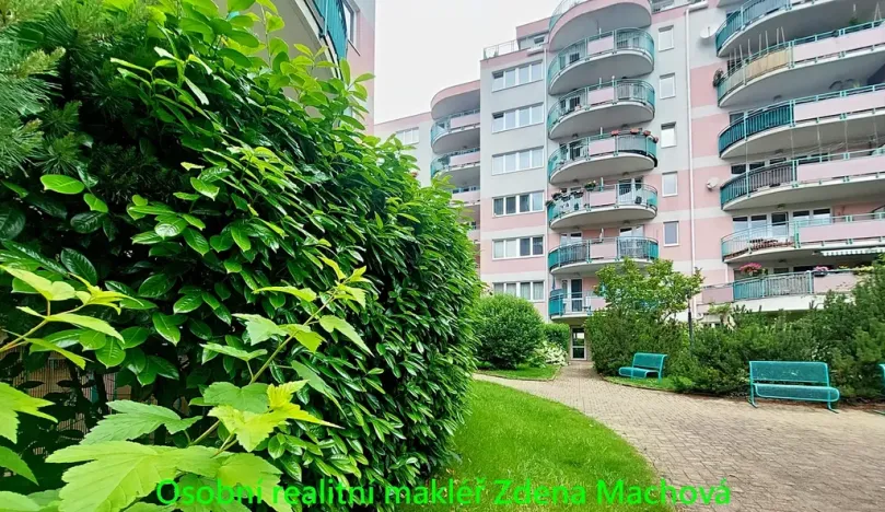 Pronájem garážového stání, Praha - Strašnice, Gutova, 18 m2