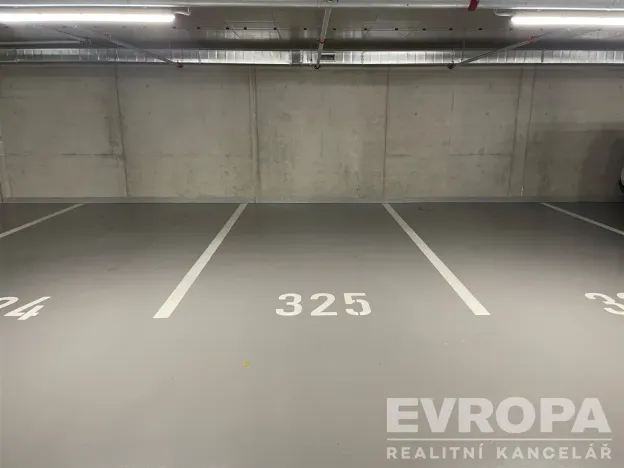 Pronájem garážového stání, Praha - Strašnice, Ramonova, 16 m2