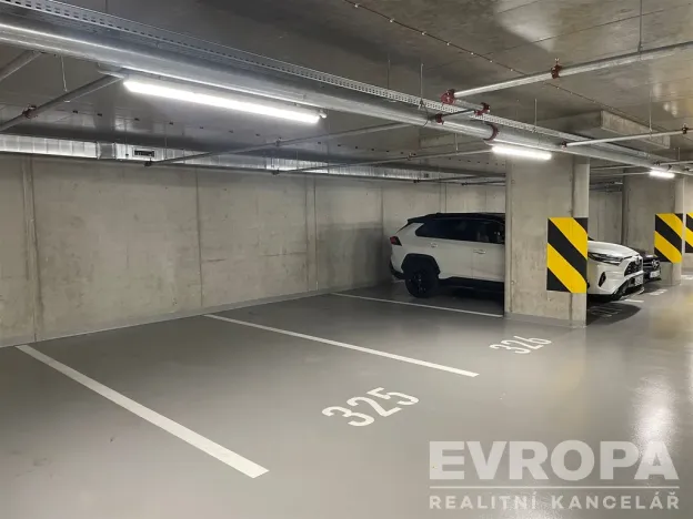 Pronájem garážového stání, Praha - Strašnice, Ramonova, 16 m2