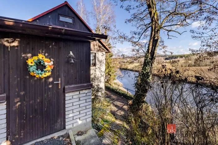 Prodej chaty, Týn nad Vltavou - Hněvkovice na levém břehu Vltavy, 80 m2