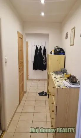 Pronájem bytu 2+1, Praha - Kobylisy, Famfulíkova, 60 m2