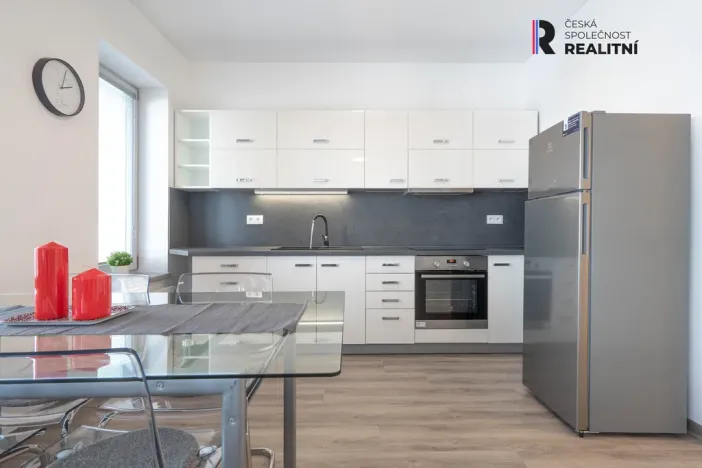 Pronájem bytu 1+kk, Zlín, Lorencova, 42 m2