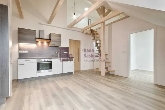 Pronájem bytu 2+kk, Jindřichův Hradec - Jindřichův Hradec I, nám. Míru, 49 m2