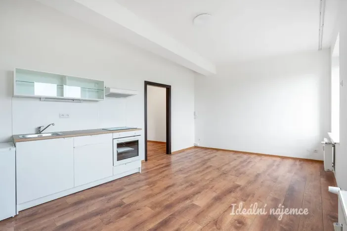 Pronájem bytu 1+kk, Praha - Suchdol, Suchdolské náměstí, 32 m2
