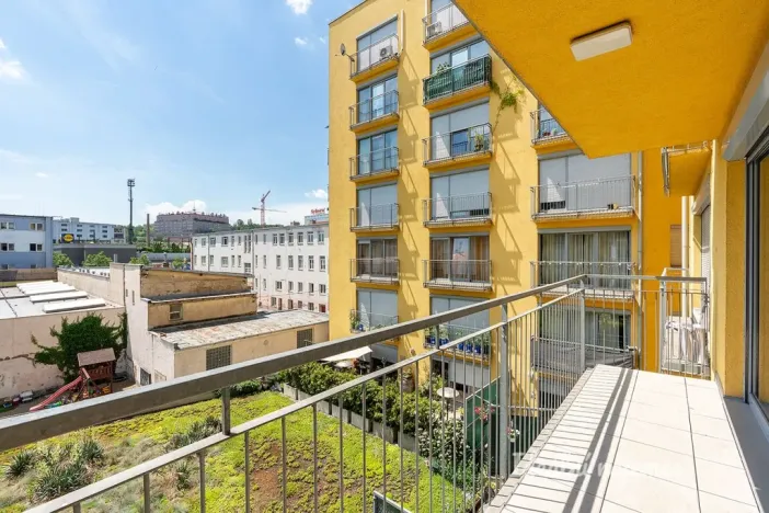 Pronájem bytu 1+kk, Praha - Vysočany, Na Harfě, 43 m2