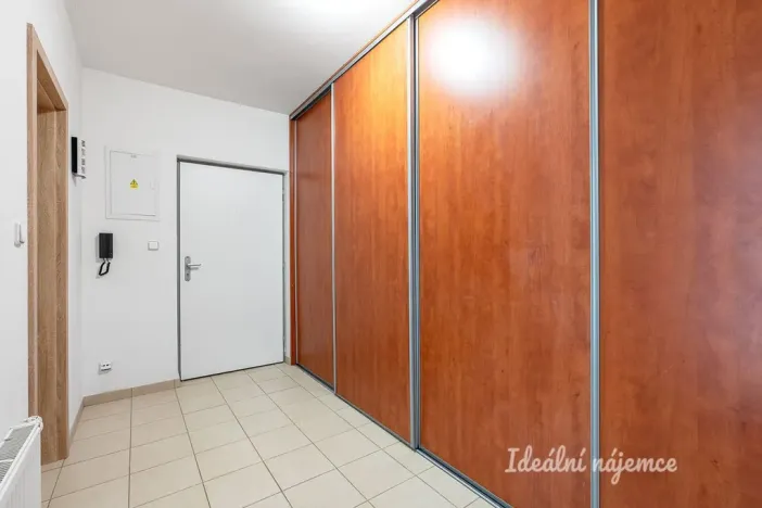 Pronájem bytu 1+kk, Praha - Vysočany, Na Harfě, 43 m2