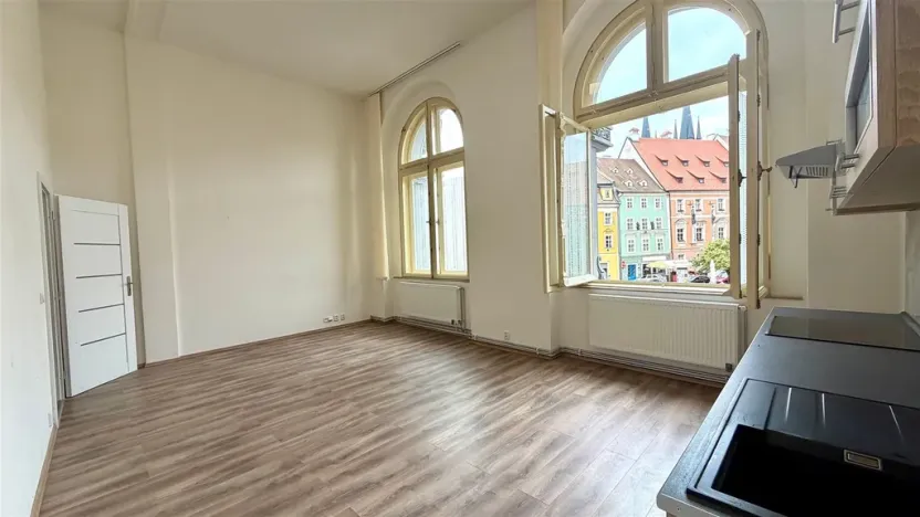 Pronájem bytu 1+kk, Cheb, náměstí Krále Jiřího z Poděbrad, 44 m2