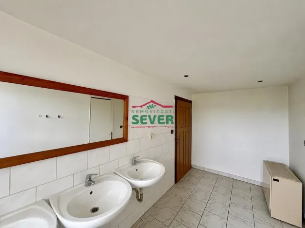 Prodej komerční nemovitosti, Hora Svaté Kateřiny, nám. Pionýrů, 800 m2