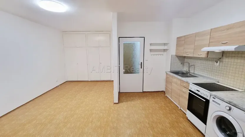 Pronájem bytu 1+kk, Praha - Hloubětín, Šestajovická, 30 m2