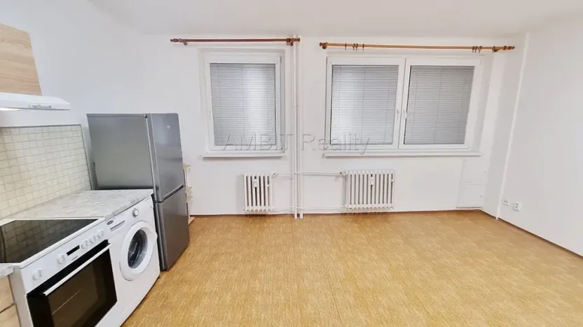 Pronájem bytu 1+kk, Praha - Hloubětín, Šestajovická, 30 m2