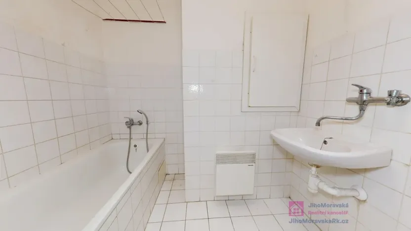 Prodej bytu 1+kk, Břeclav - Poštorná, Nádražní, 32 m2