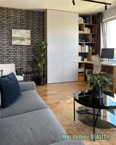 Pronájem bytu 1+kk, Praha - Strašnice, Zvěřinova, 47 m2