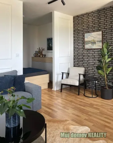 Pronájem bytu 1+kk, Praha - Strašnice, Zvěřinova, 47 m2