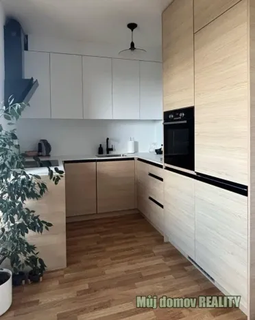 Pronájem bytu 1+kk, Praha - Strašnice, Zvěřinova, 47 m2
