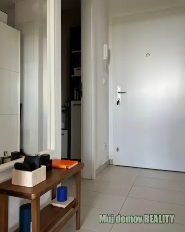Pronájem bytu 1+kk, Praha - Strašnice, Zvěřinova, 47 m2