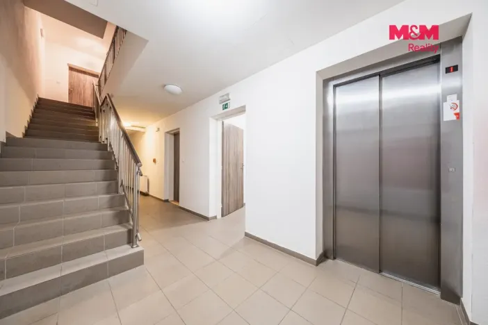 Pronájem bytu 1+kk, Velký Osek, U hřiště, 38 m2