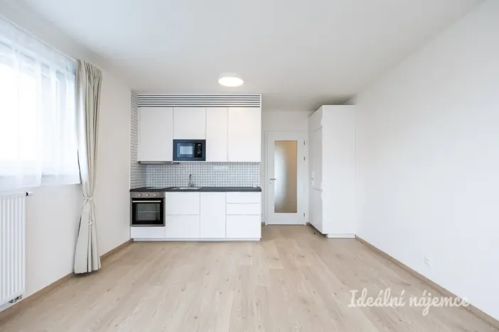Pronájem bytu 1+kk, Praha - Vysočany, Poděbradská, 32 m2